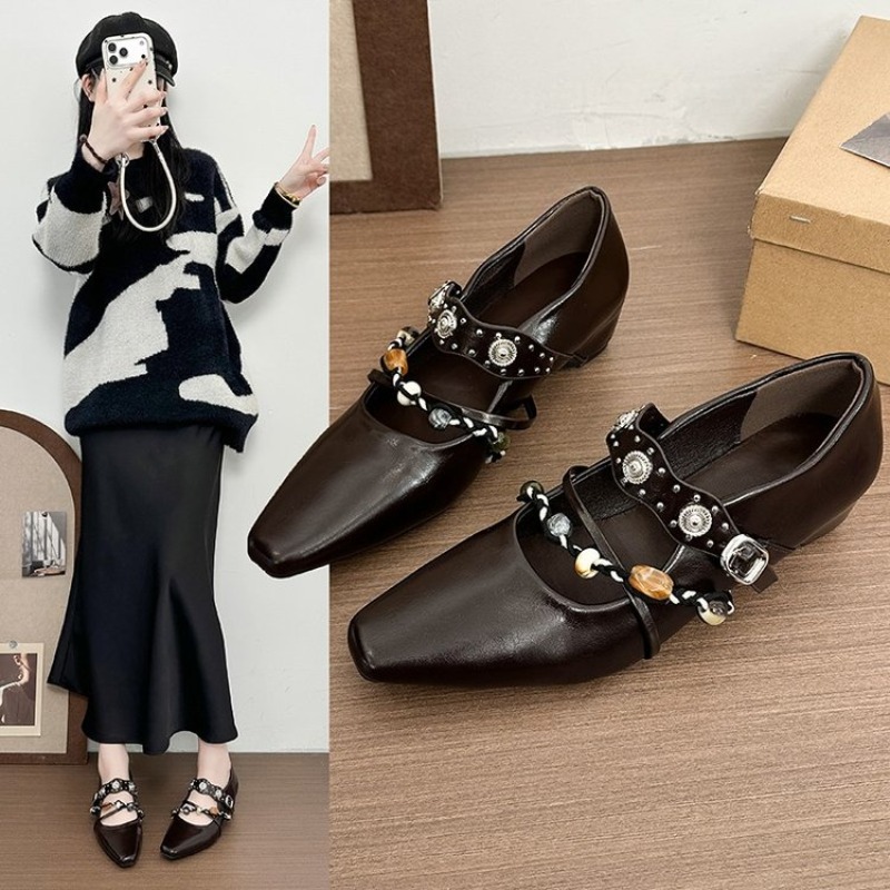 Street Fashion Women - รองเท้าสไตล์เมอร์รี่เจนแบบเรโทรใหม่สำหรับผู้หญิง หัวเหลี่ยม ส้นหนา ประดับด้วยเพชรและโซ่ แฟชั่นสำหรับใส่ทำงานและงานปาร์ตี้