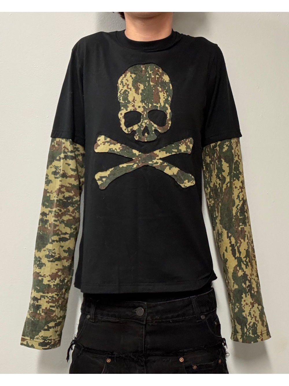 Street Fashion China - เสื้อแขนยาวลายพรางสไตล์อเมริกันเรโทรปี 2026 แบบสองชิ้นต่อผ้า ดีไซน์โครงกระดูก แนวพังก์ สตรีทแฟชั่น
